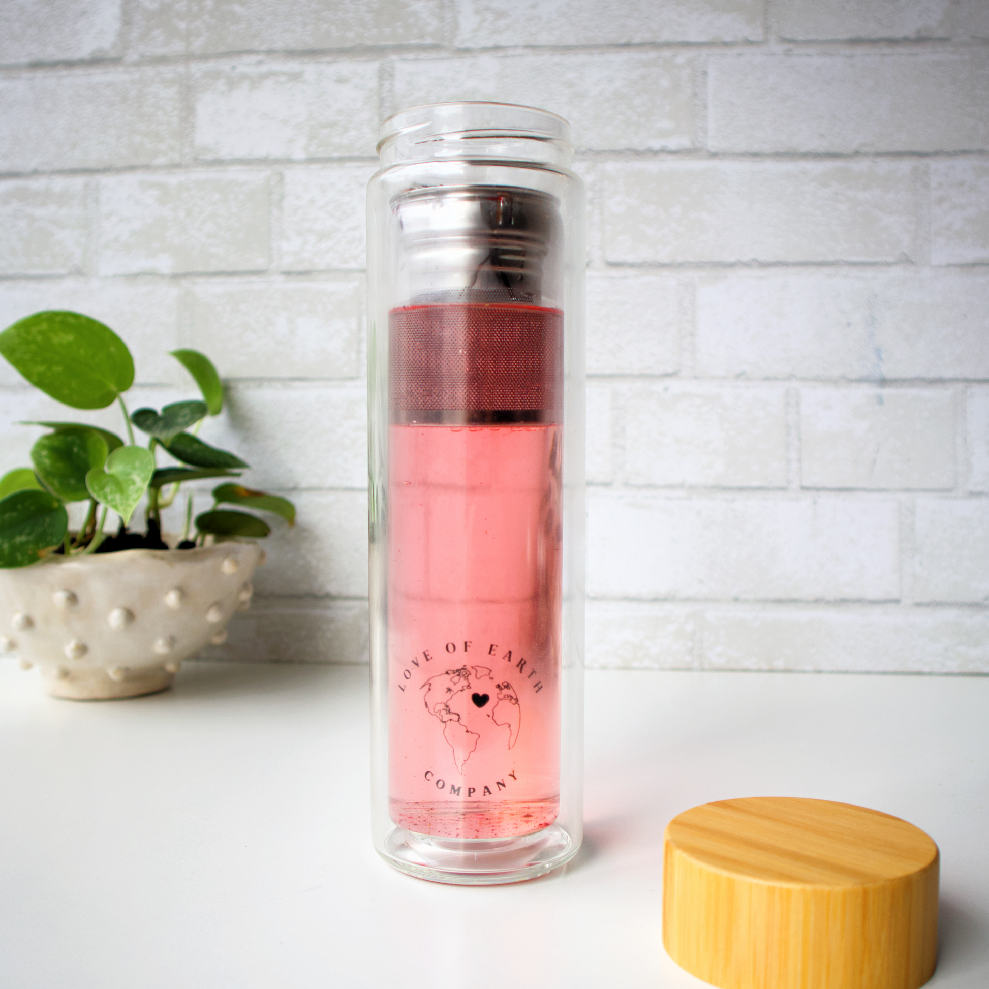 https://loveofearthco.com/cdn/shop/products/waterbottle_4.png?v=1672948704&width=1946